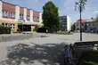 Przyjemniejsza droga po książki. Łapy zajmą się placem przed biblioteką.