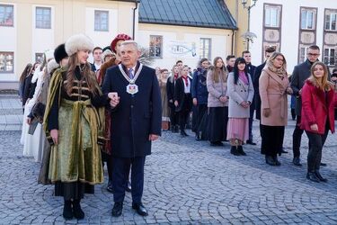 Na Rynku Kościuszki maturzyści odtańczyli poloneza