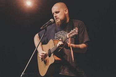 Subtelny zarost miasta. Michał Czarnecki z koncertem w Cechowej