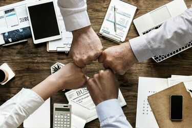 Miłość i przyjaźń w pracy - czy to się sprawdza?