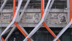 Galeria Sław Jagiellonii Białystok. Na fasadach stadionu znalazły się fotografie 19 osób