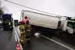Auto wpadło w poślizg i uderzyło w słup energetyczny