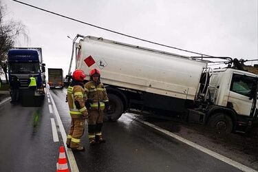 Auto wpadło w poślizg i uderzyło w słup energetyczny