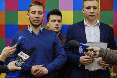 Sadzenie drzew i troska o osoby z autyzmem. Młodzieżowy sejmik o swoich inicjatywach