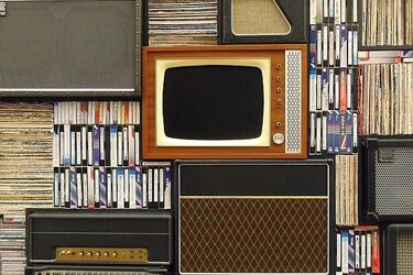 Poczta Polska kontroluje płacenie abonamentu RTV. Ile wynoszą opłaty w tym roku?