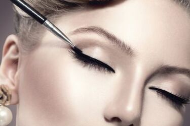 Cała prawda o kreskach retro, czyli jak dobrać odpowiedni eyeliner?