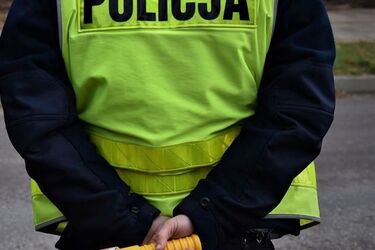 Kierowca uderzył w słup. Został zabrany do szpitala