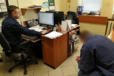 Wybił szybę, straszył żonę, uszkodził auto. Usłyszał kilka zarzutów
