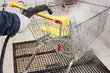 Biedronkowe wózki i koszyki będą częściej... kąpać się