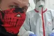 Zarażony mężczyzna to członek zespołu black metalowego