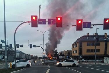 Przy ul. Wiejskiej płonie budynek