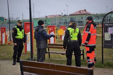 Zamknięte place zabaw i boiska. Strażnicy miejscy kontrolują