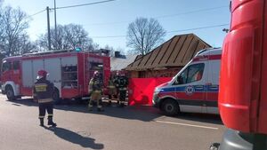 Wypadek na Traugutta. Ciężarówka wjechała w płot
