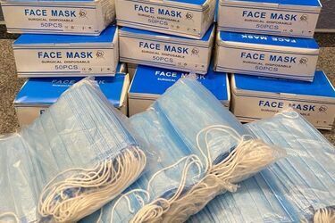 Alfa centrum przekazuje medykom maseczki i odzież ochronną