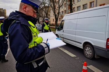 Za łamanie zakazów przemieszczania się i gromadzenia sypią się mandaty