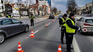 Pouczenia i mandaty za łamanie zakazu zgromadzeń