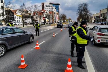 Pouczenia i mandaty za łamanie zakazu zgromadzeń