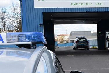 Dziewczynki połknęły środek żrący. Policjanci eskortowali je do szpitala