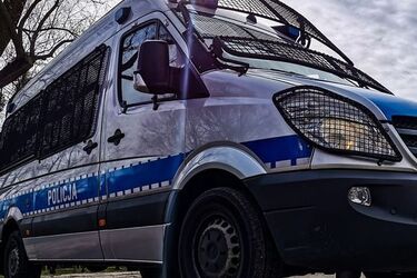 Zniszczył 6 samochodów i motocykl. Usłyszał 8 zarzutów