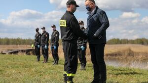 Prezydent docenił 10 strażaków walczących z pożarem nad Biebrzą [LISTA ODZNACZONYCH]
