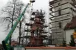 Specjalistyczny dźwig osadzi nowy hełm na wieżę kościoła