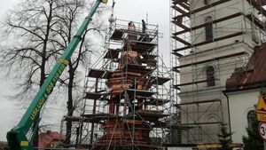Specjalistyczny dźwig osadzi nowy hełm na wieżę kościoła
