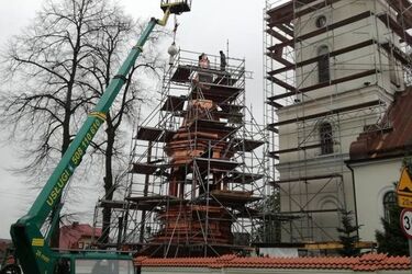 Specjalistyczny dźwig osadzi nowy hełm na wieżę kościoła