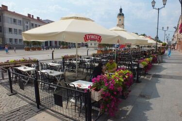 Otwierają się restauracje, fryzjerzy, kosmetyczki. III etap odmrażania gospodarki