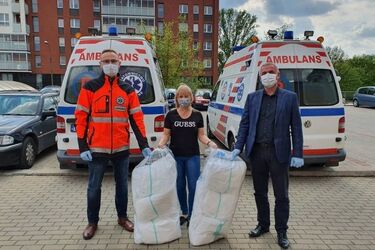Opera przekazuje maseczki i kombinezony. Czeka na sygnał od potrzebujących