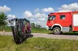 Auto wylądowało na boku. To efekt niebezpiecznego wyprzedzania