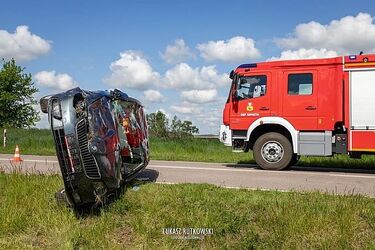 Auto wylądowało na boku. To efekt niebezpiecznego wyprzedzania