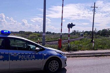 Wypadek na torach. Kobieta po potrąceniu przez pociąg trafiła do szpitala