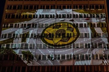Projekcja spotu na budynku Urzędu Miasta