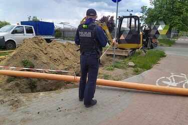 Podczas prac koparką natknięto się na minę. Saperzy są w drodze