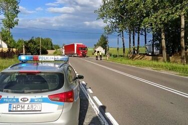 Motocyklista zderzył się z ciężarówką. Trafił do szpitala