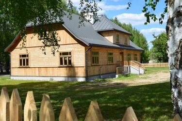 W skansenie można zwiedzać część wystaw z przewodnikiem