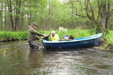 Stos śmieci w Czarnej Hańczy. W tym... lodówka