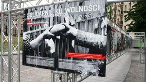 Wybory, które skończyły komunizm. W centrum Białegostoku można oglądać wystawę