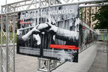 Wybory, które skończyły komunizm. W centrum Białegostoku można oglądać wystawę