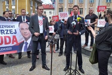 Więcej banerów i spotkań. PiS rozpoczyna kampanię prezydencką w regionie