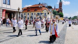 Uroczysta procesja przeszła ulicami miasta [ZDJĘCIA]