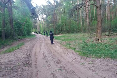Kobieta błąkała się przy szkole 