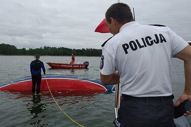 Najpierw walczyła z silnymi podmuchami wiatru, później się przewróciła