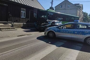 Nie ustąpiła pierwszeństwa przejazdu. Dwie osoby trafiły do szpitala