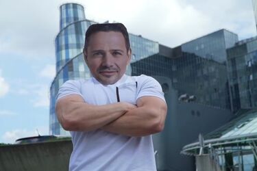 "Rafael" Trzaskowski promuje się disco polo. W teledysku białostocki ratusz