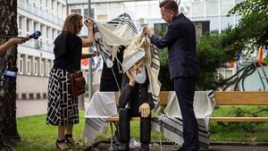 Ławka z siedzącym samotnie Żydem na obchody "czarnego piątku" [ZDJĘCIA]