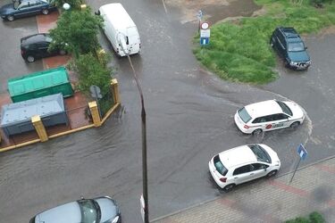Ulewny deszcz i burze. Możliwe są też lokalne podtopienia