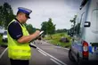 Zderzyły się trzy pojazdy, jedna osoba w szpitalu. Droga jest zablokowana
