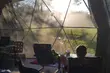 Namiot z klimatyzacją i gorącą wodą w środku lasu? Właśnie to oferuje glamping