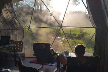 Namiot z klimatyzacją i gorącą wodą w środku lasu? Właśnie to oferuje glamping